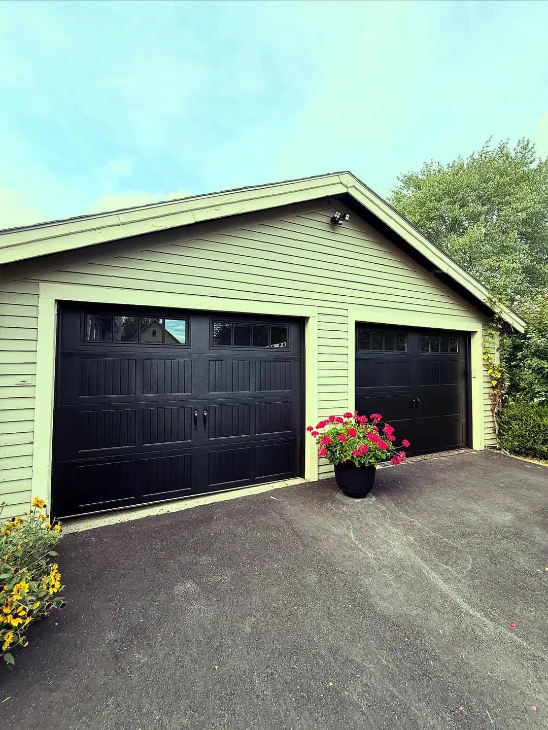 Emergency garage door repair service